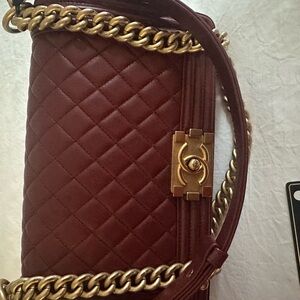 CHANEL Burgundy medium boy .